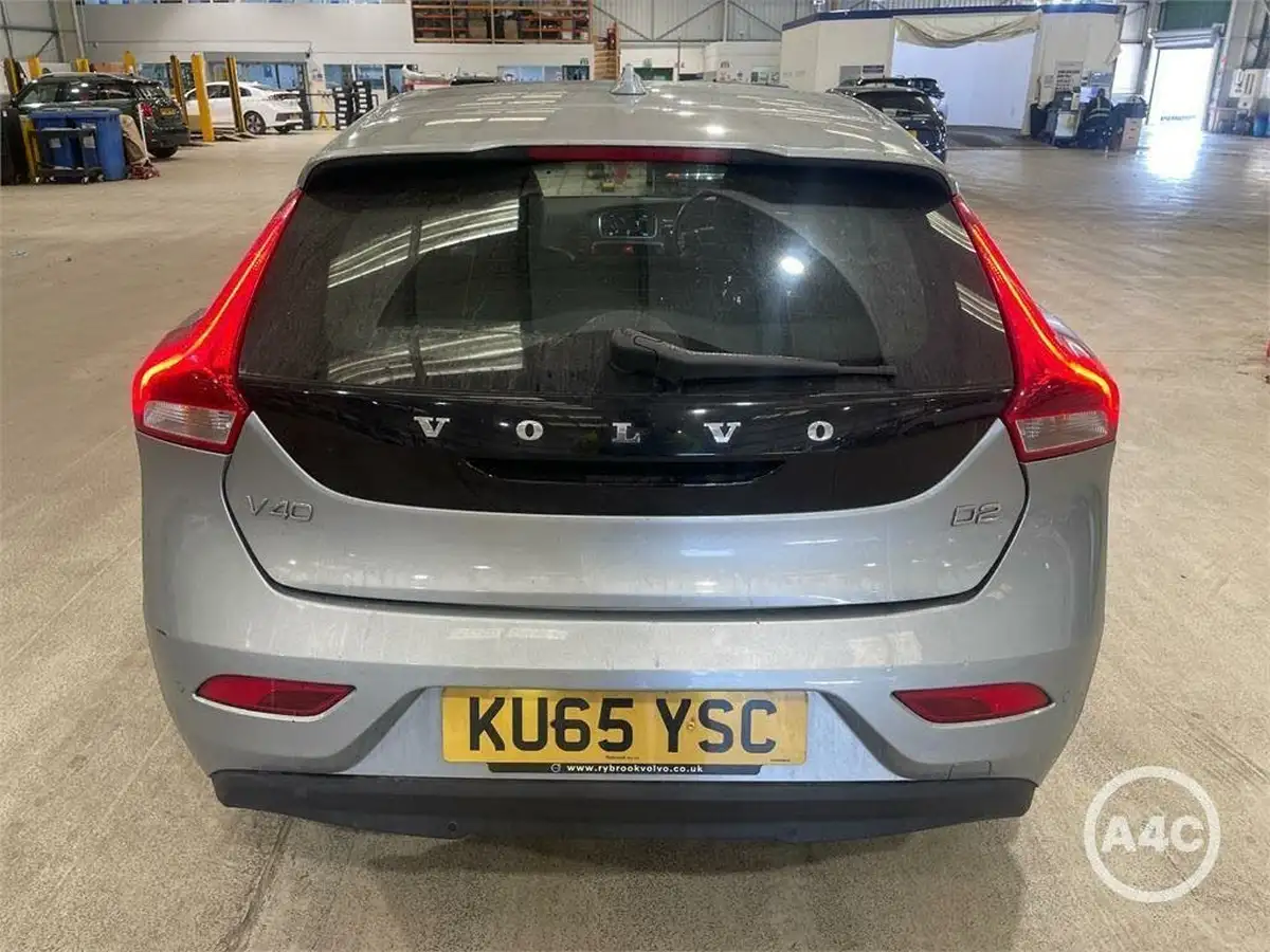 2015-volvo-v40-20td-d2-se-lux-nav-geartronic-big-12