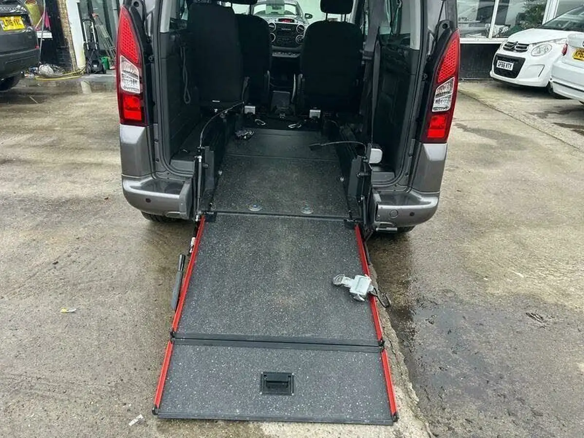 2018-peugeot-partner-big-2