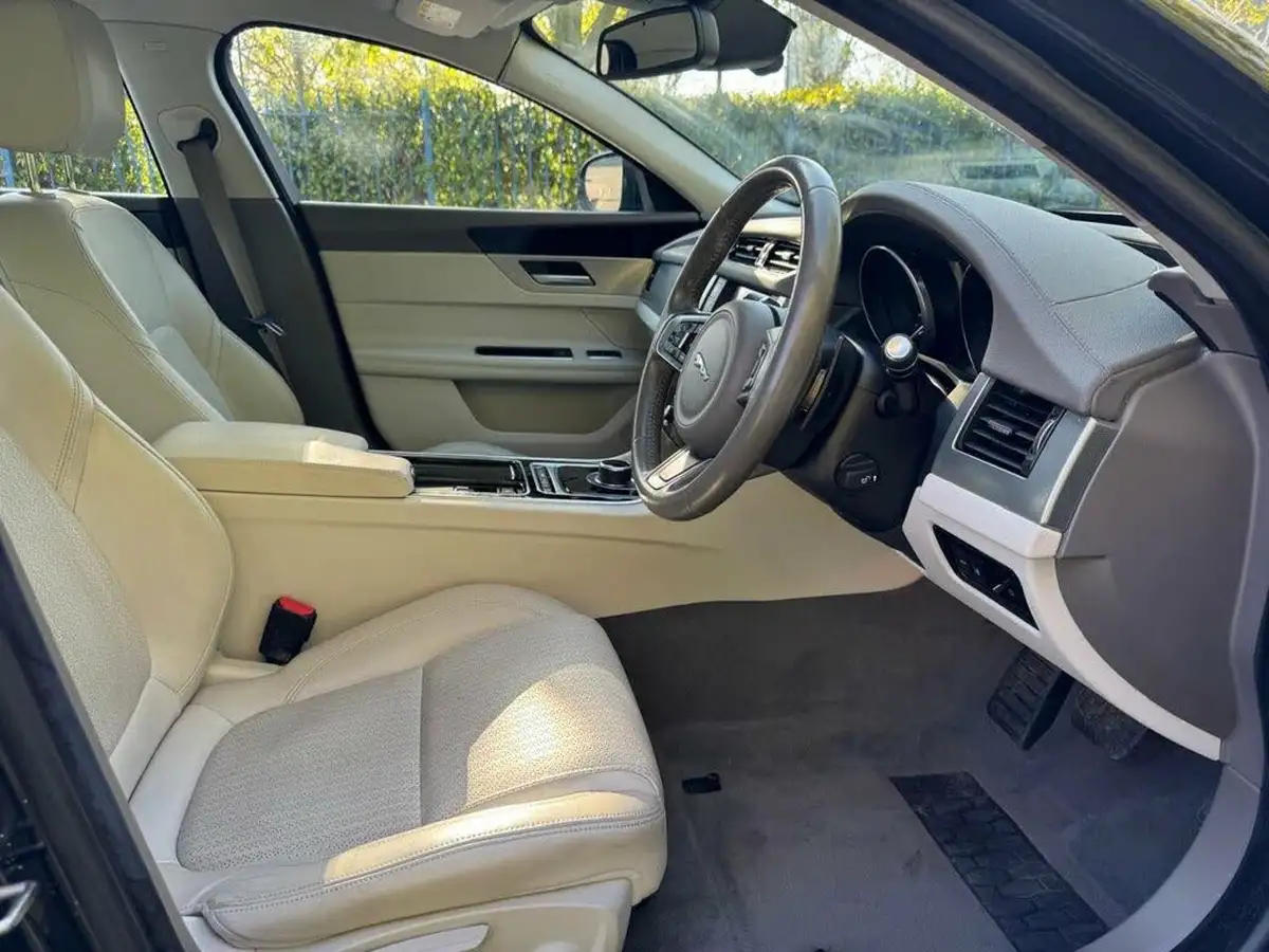 2017-jaguar-xf-20td-prestige-163ps-saloon-4d-1999cc-auto-big-18