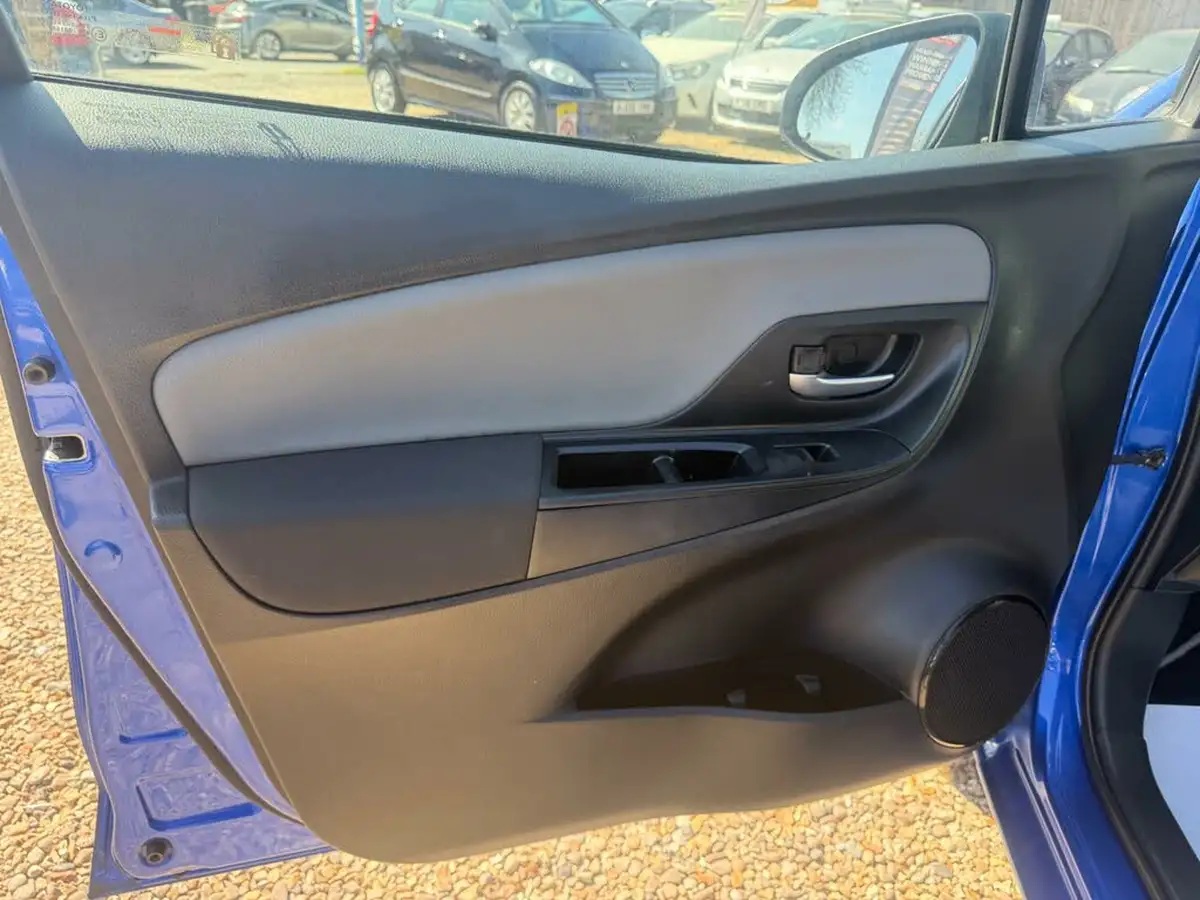2017-toyota-yaris-15-vvt-i-icon-navi-hybrid-big-47