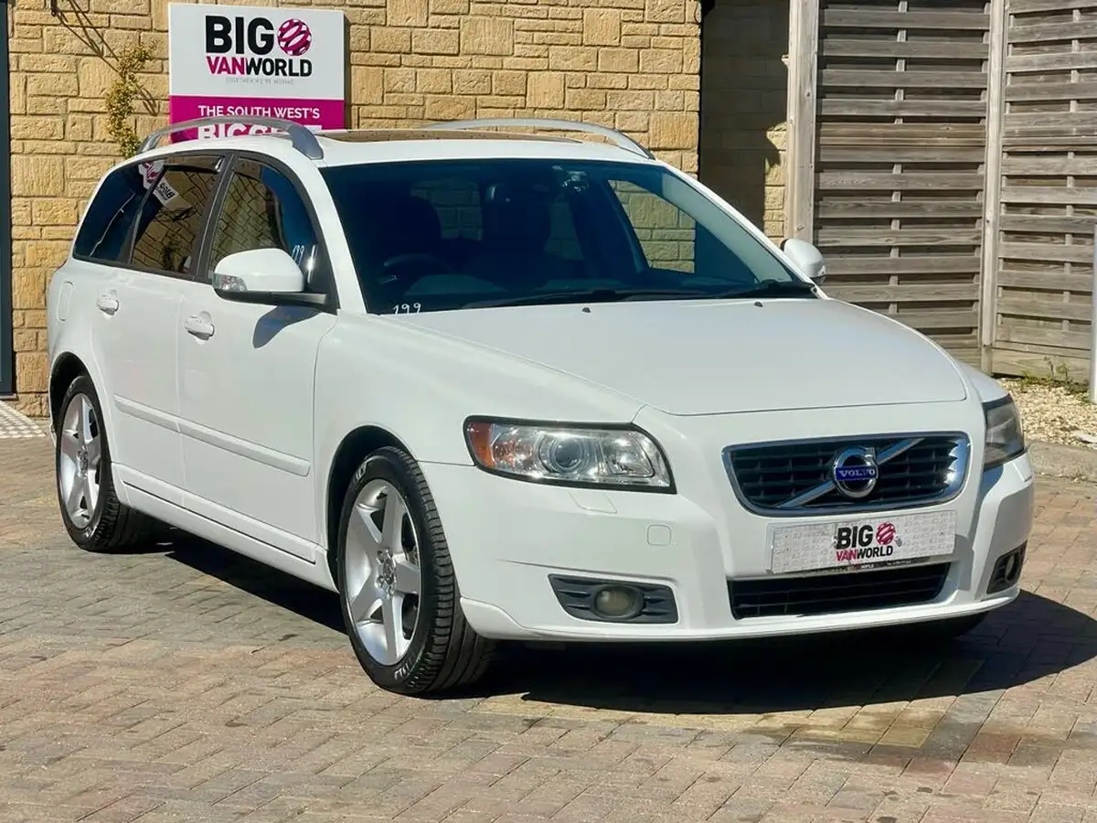 2011-volvo-v50-big-1