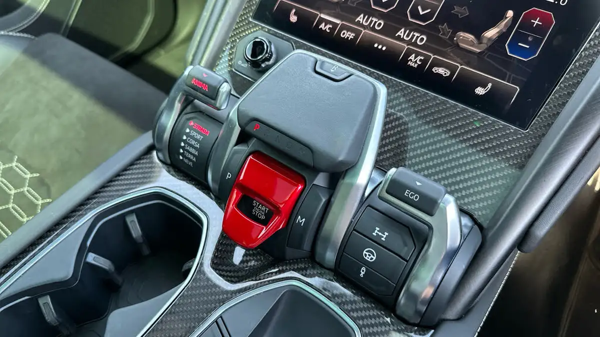 2022-lamborghini-urus-40-no-trim-big-17
