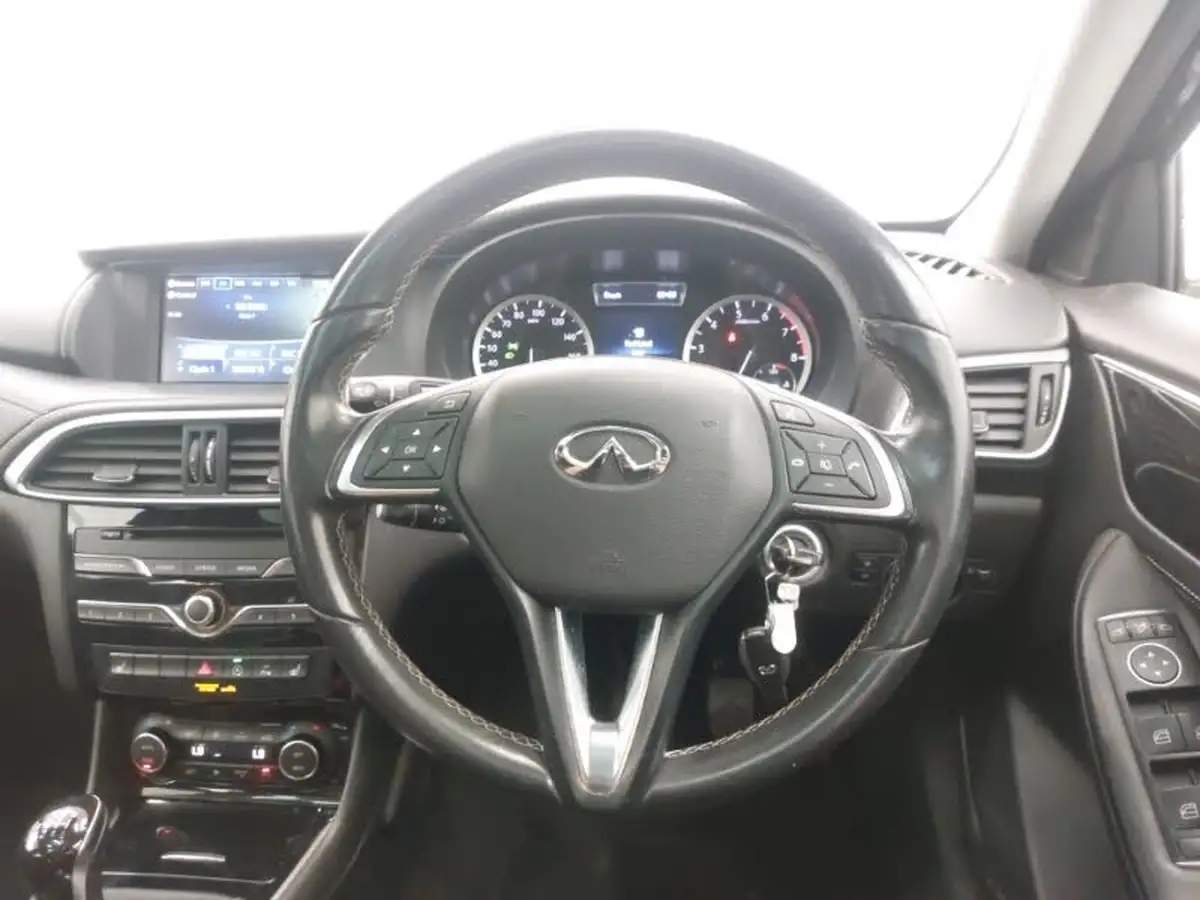 2016-infiniti-q30-16-premium-122ps-big-6