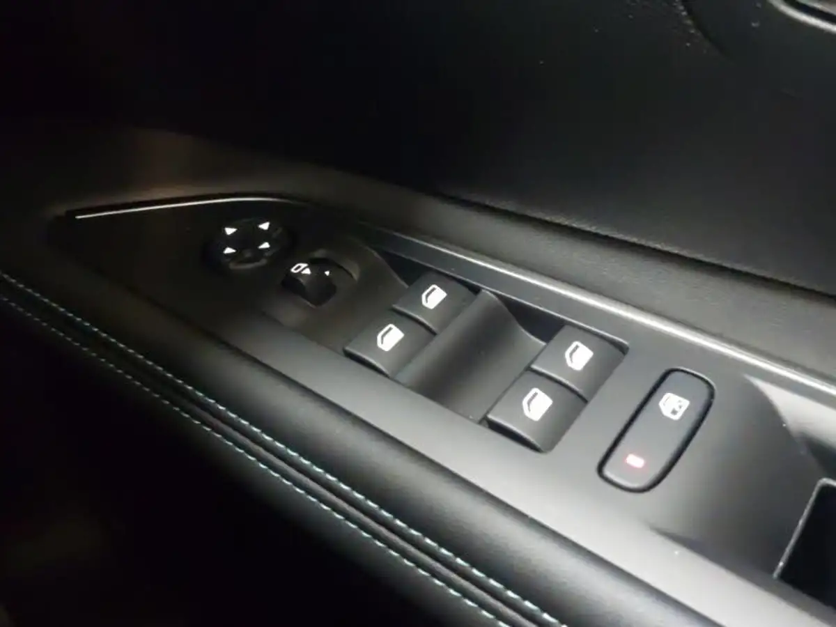 2022-peugeot-3008-suv-16-puretech-allure-premium-225bhp-hybrid-big-15