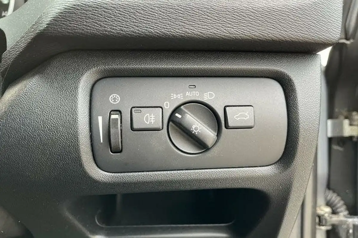 2019-volvo-v40-20td-d2-momentum-nav-plus-big-24