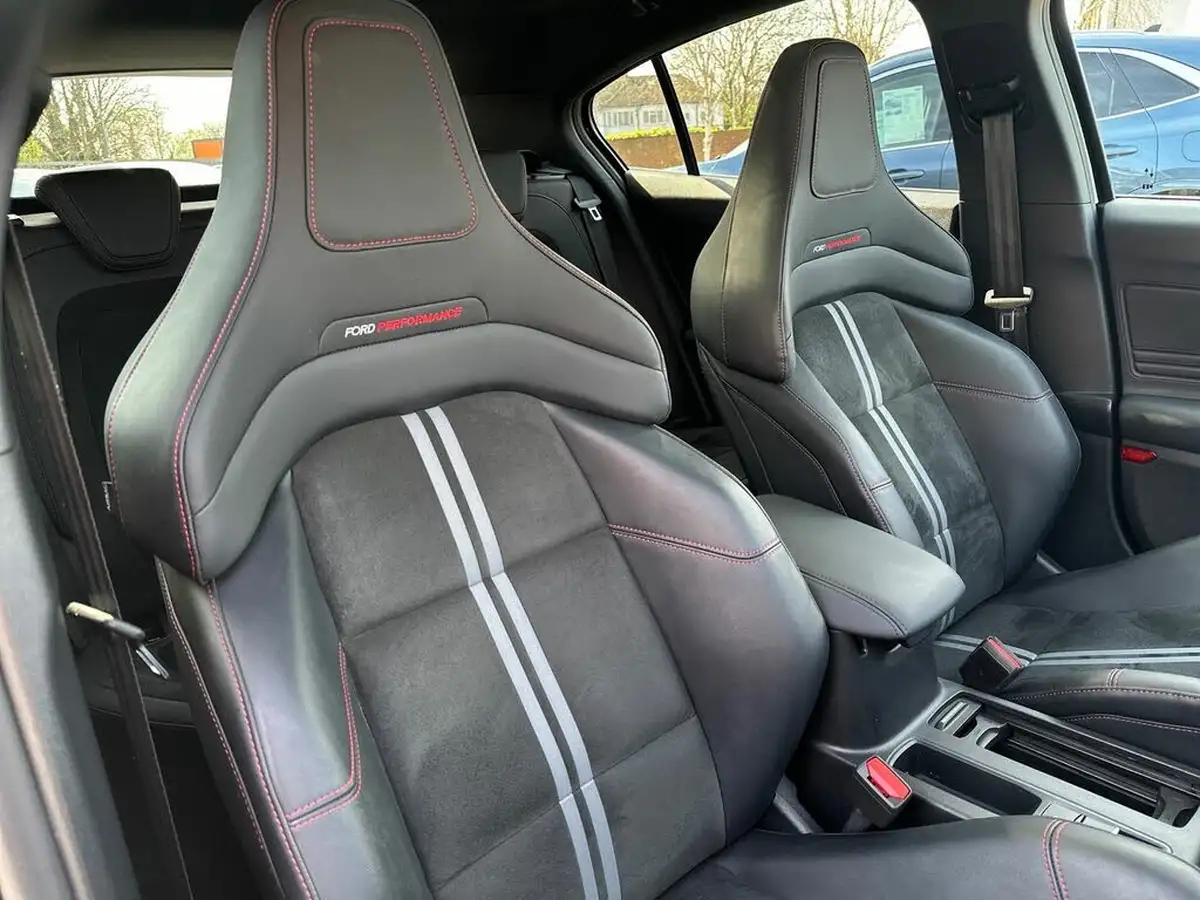 2023-ford-focus-23t-st-hatchback-big-11