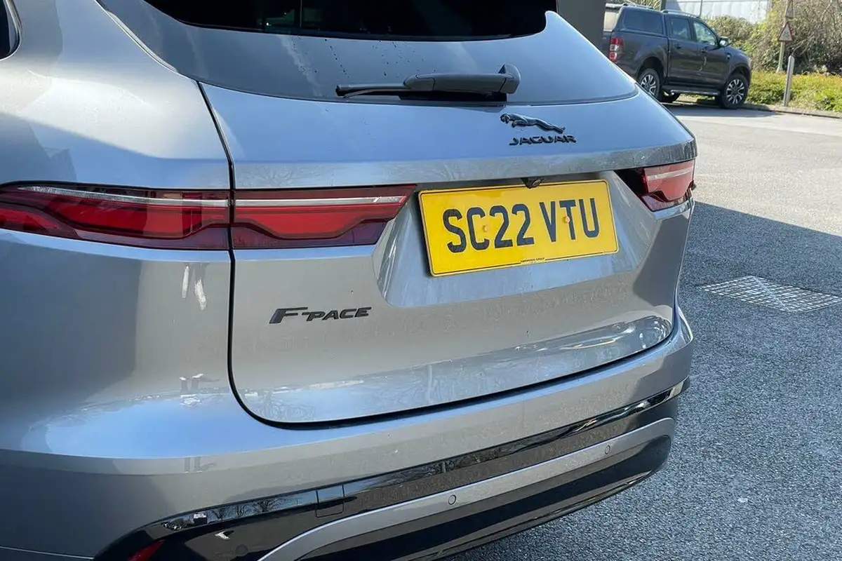 2022-jaguar-f-pace-20-d200-r-dynamic-black-big-45