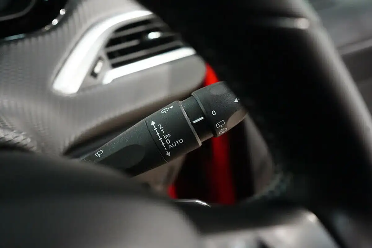 2018-peugeot-208-12-puretech-allure-premium-ss-big-31