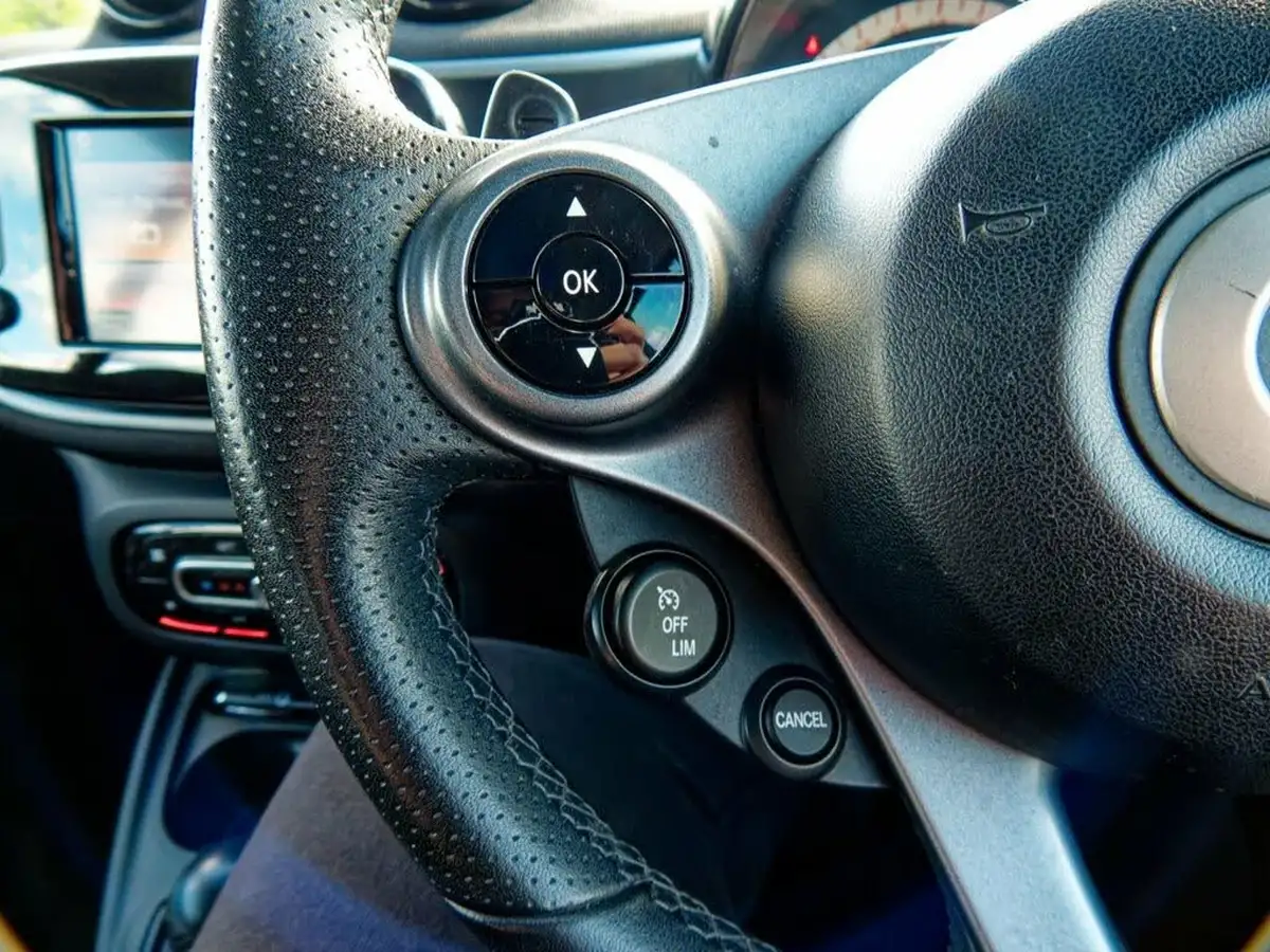 2016-smart-fortwo-09-edition-black-twinamic-big-34