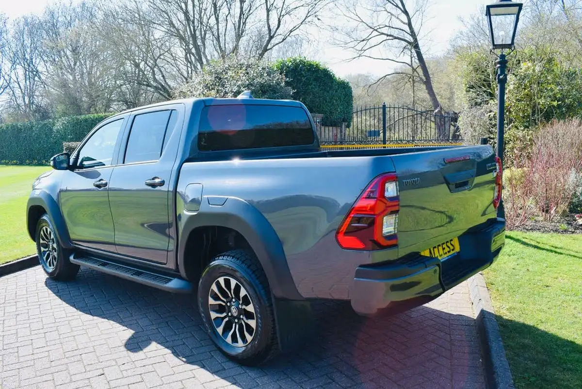 2023-toyota-hi-lux-28d-4d-gr-sport-big-2