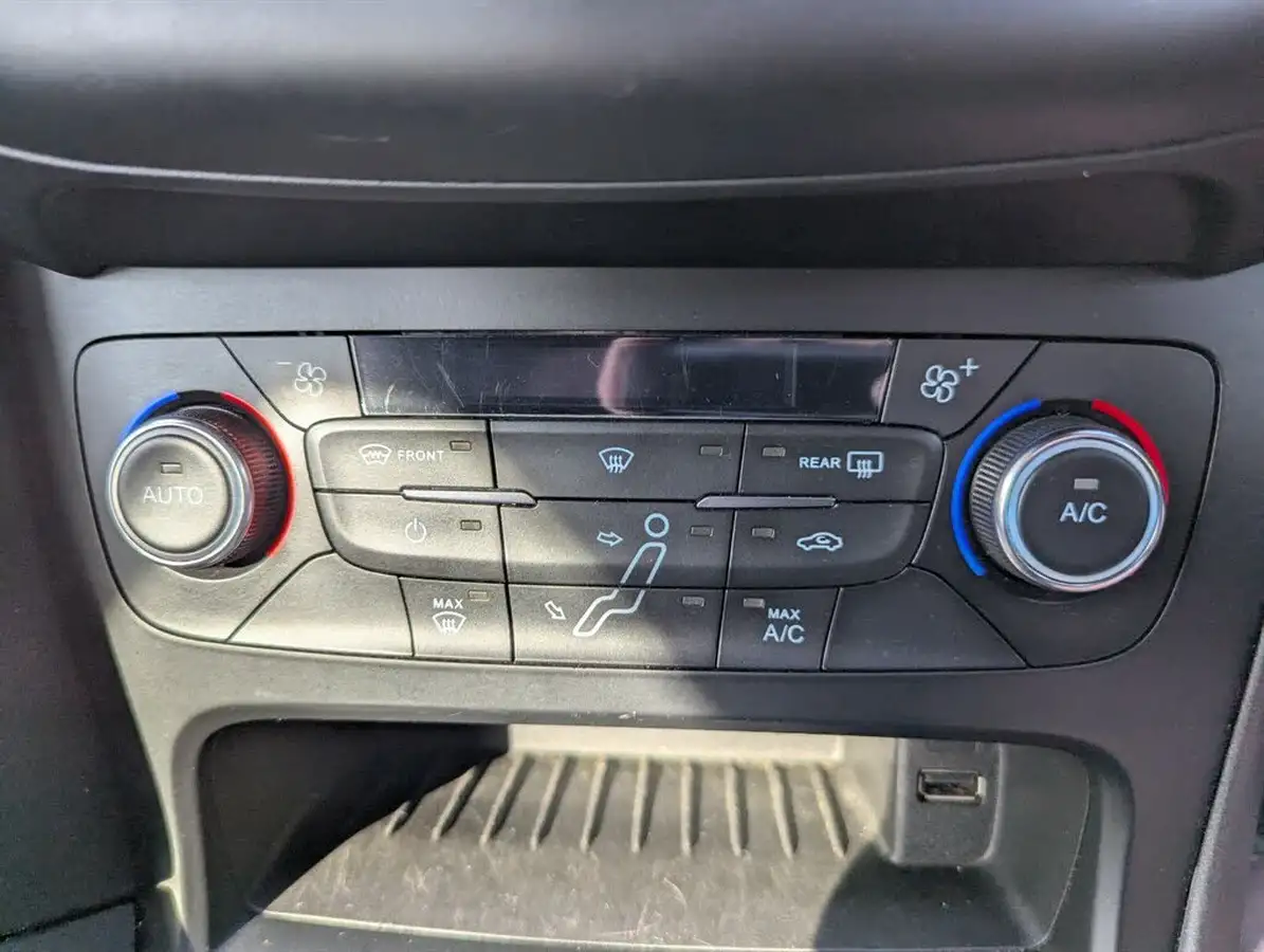 2018-ford-focus-10t-st-line-x-140ps-hatchback-big-27