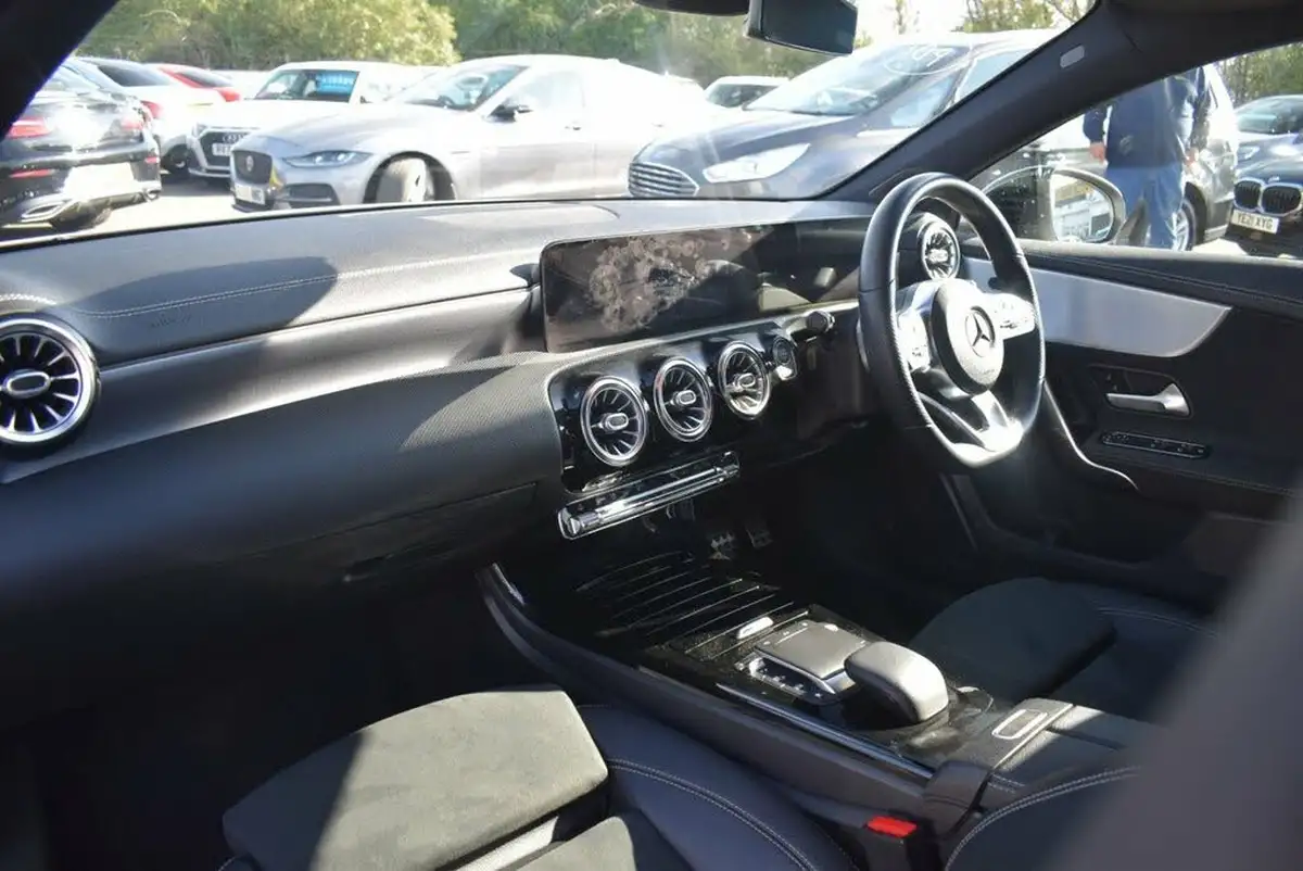 2021-mercedes-benz-a-class-13-a200-exclusive-edition-7g-dct-big-16