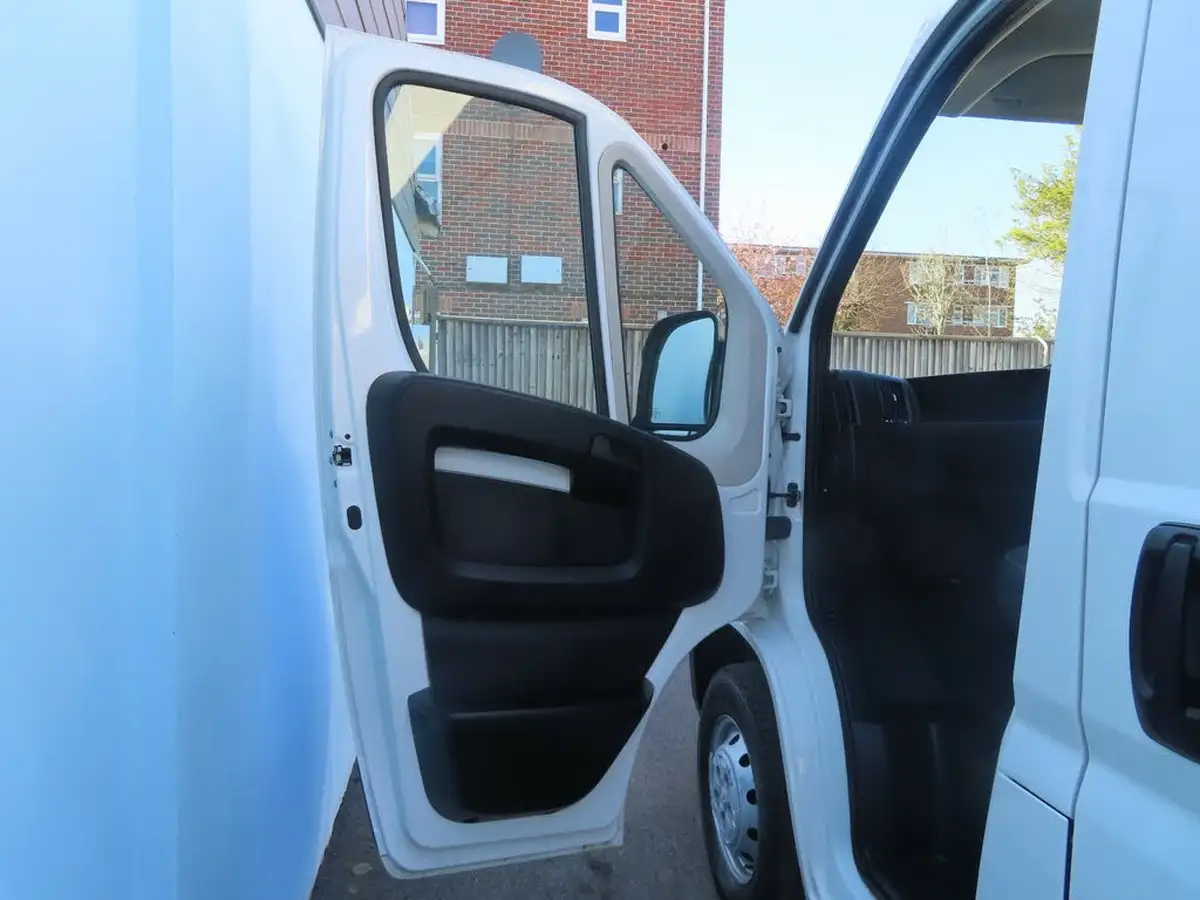2020-peugeot-boxer-22-bluehdi-professional-335-l2-h2-big-21