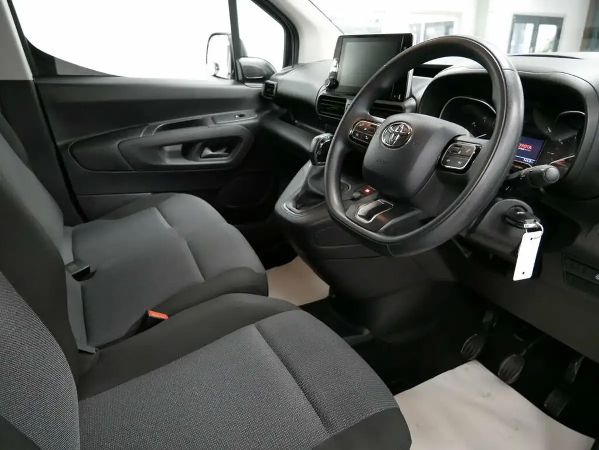 2021-toyota-proace-city-15d-icon-75hpeu6dt-e-l1-big-18