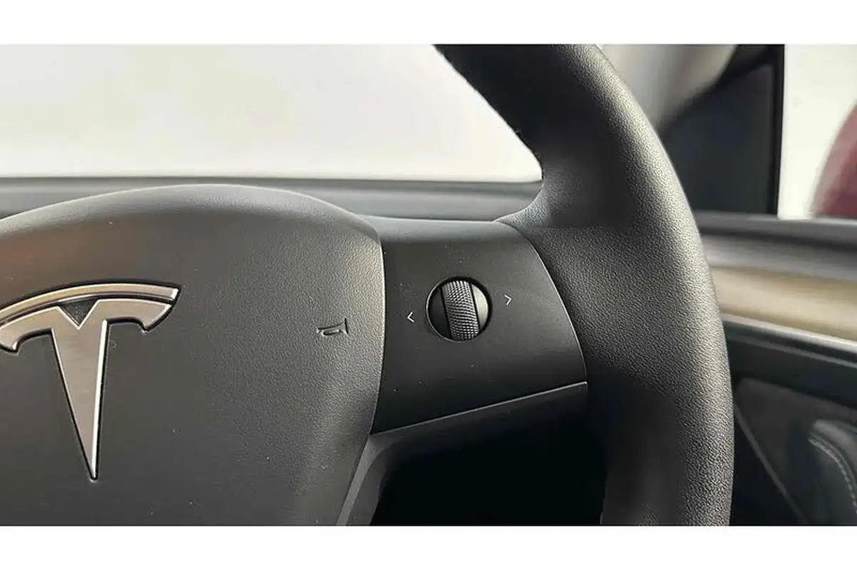 2022-tesla-model-y-e-long-range-big-35