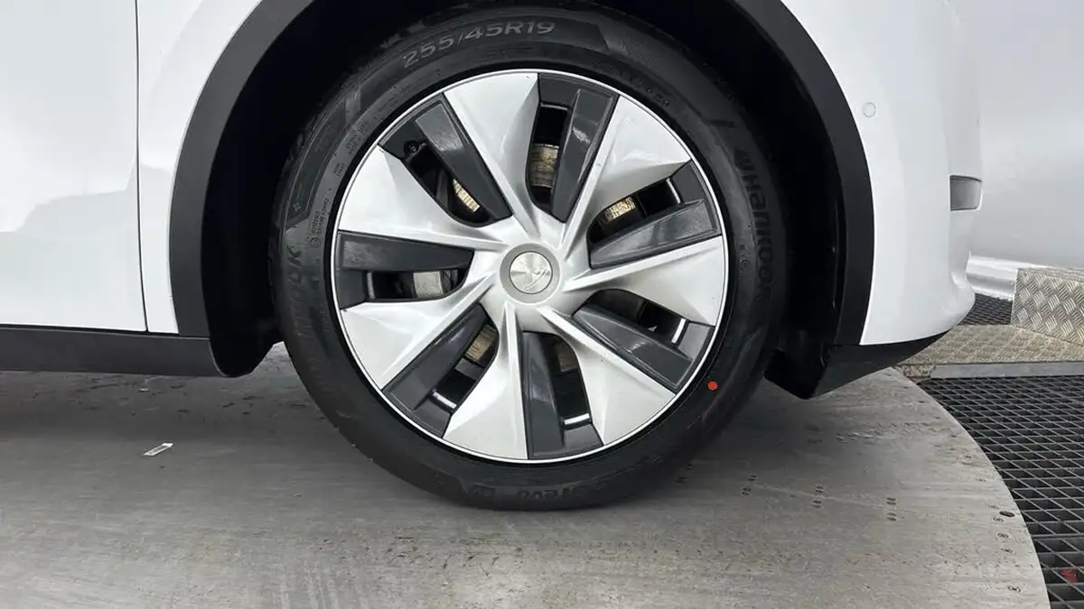 2022-tesla-model-y-e-long-range-big-21
