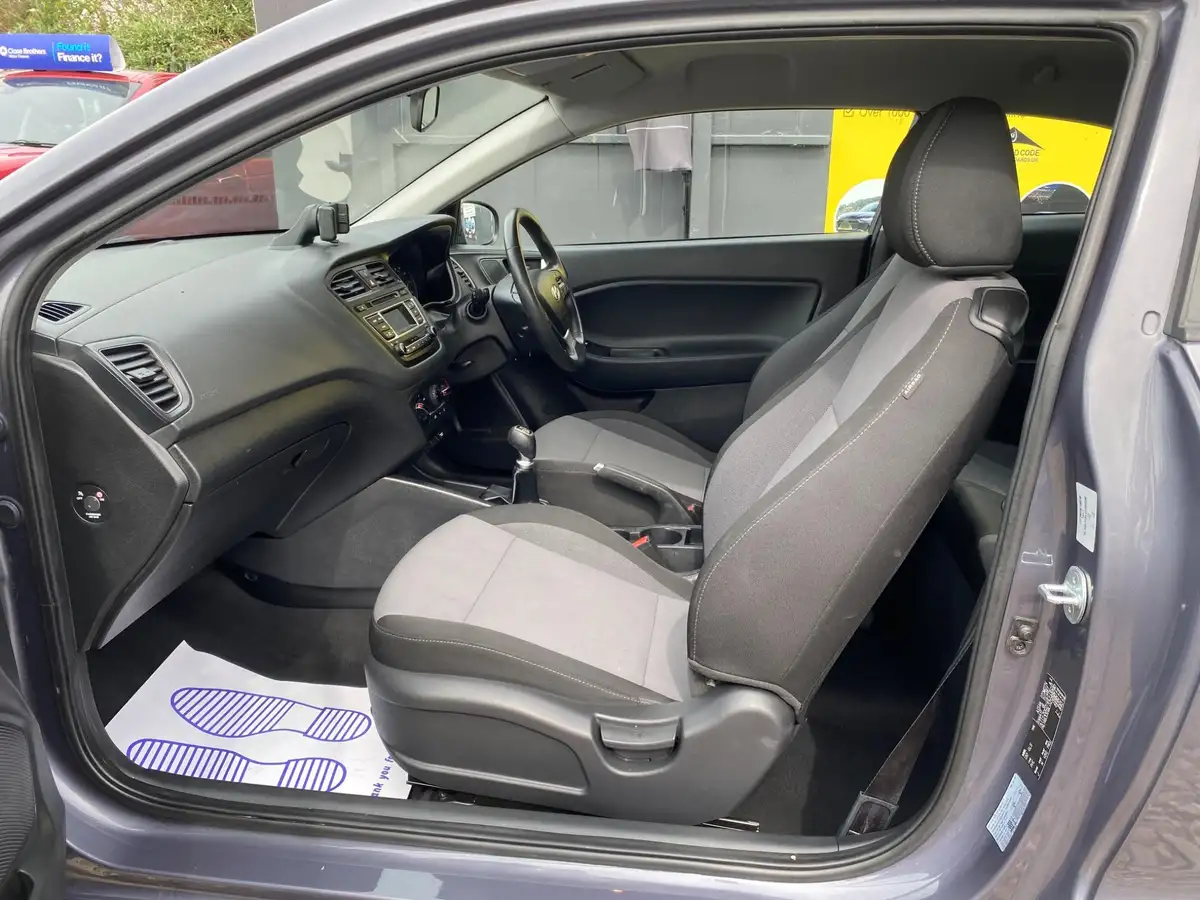 2016-hyundai-i20-12-se-coupe-3d-big-19