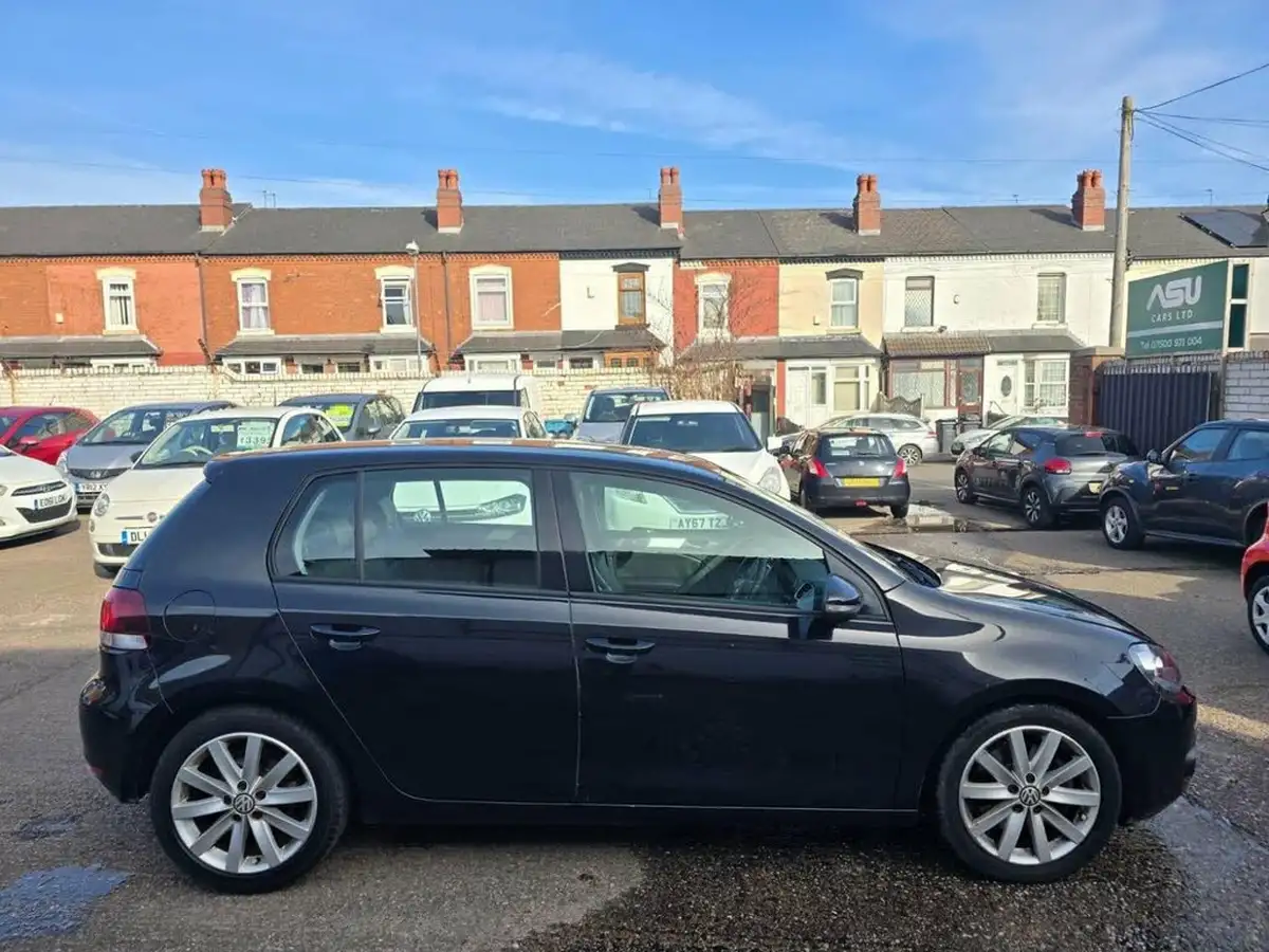2009-volkswagen-golf-big-1