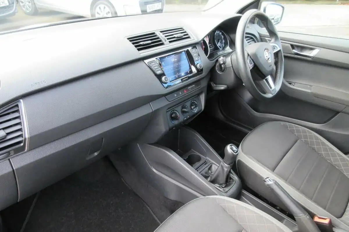 2020-skoda-fabia-10-mpi-se-60ps-hatchback-big-5