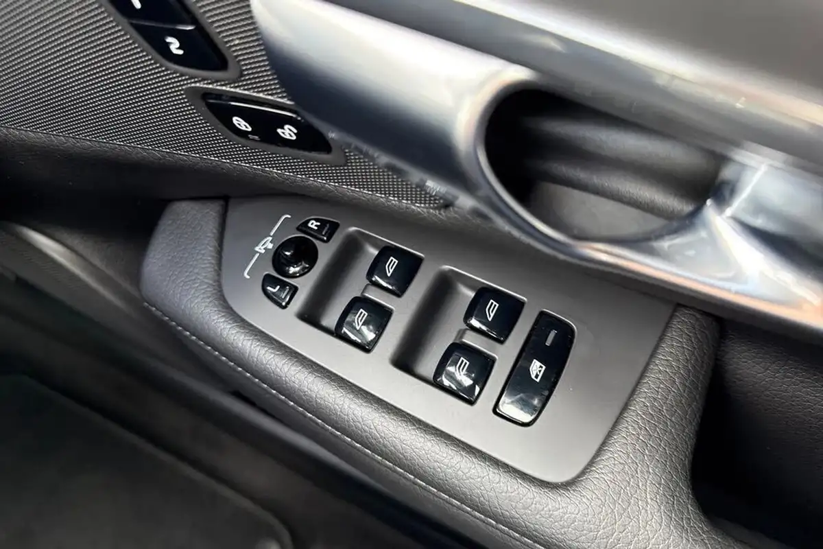 2019-volvo-v90-20-t4-momentum-pro-big-43