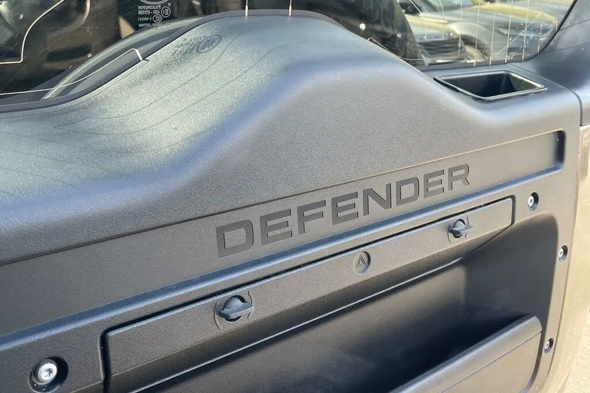 2022-land-rover-110-defender-30-d250-xs-edition-big-26