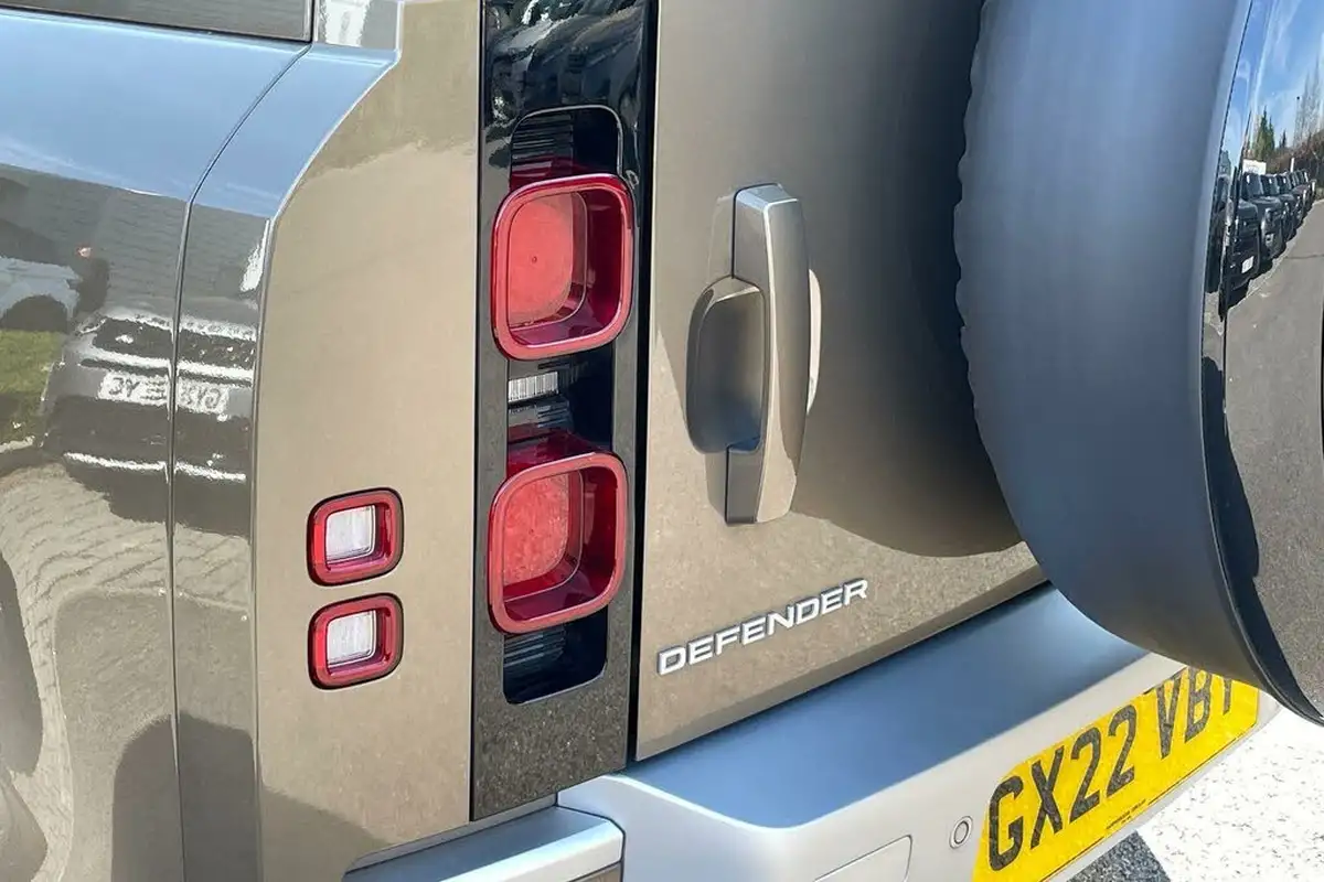 2022-land-rover-110-defender-30-d250-xs-edition-big-48