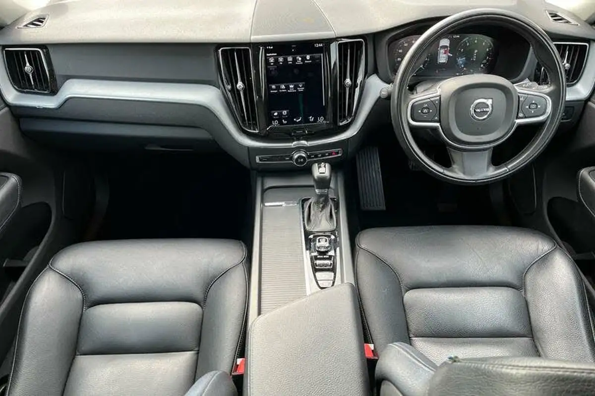 2018-volvo-xc60-20-t5-momentum-pro-250bhp-awd-big-9