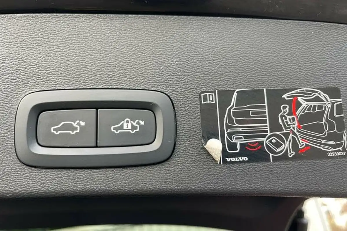 2021-volvo-xc40-e-p8-first-edition-big-23