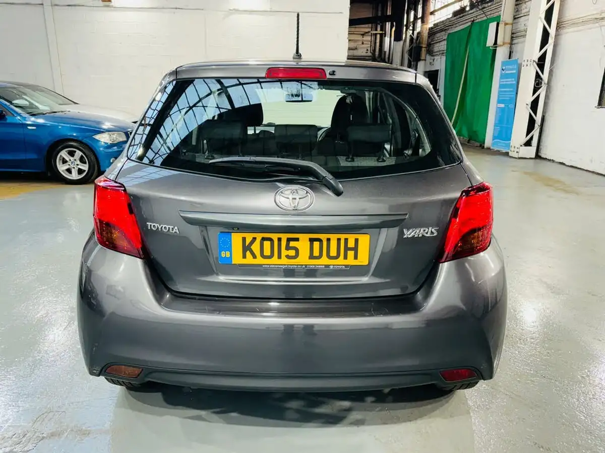 2015-toyota-yaris-133-icon-vvt-i-5d-big-4