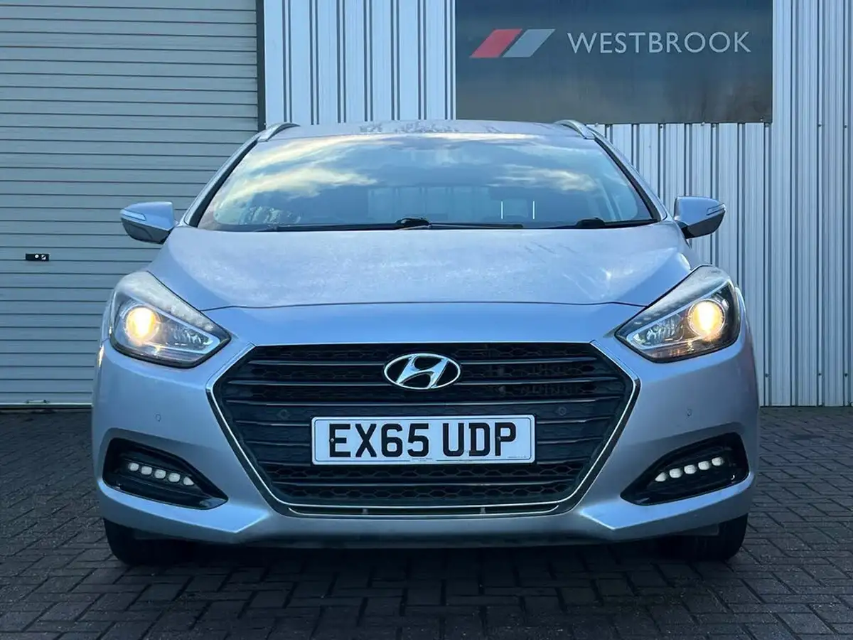 2015-hyundai-i40-17crdi-se-nav-141ps-estate-5d-big-5