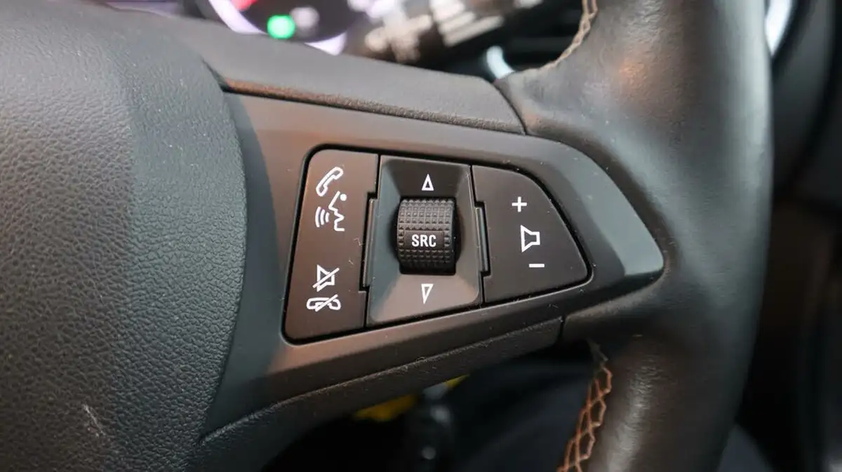 2019-vauxhall-astra-16cdti-griffin-big-23
