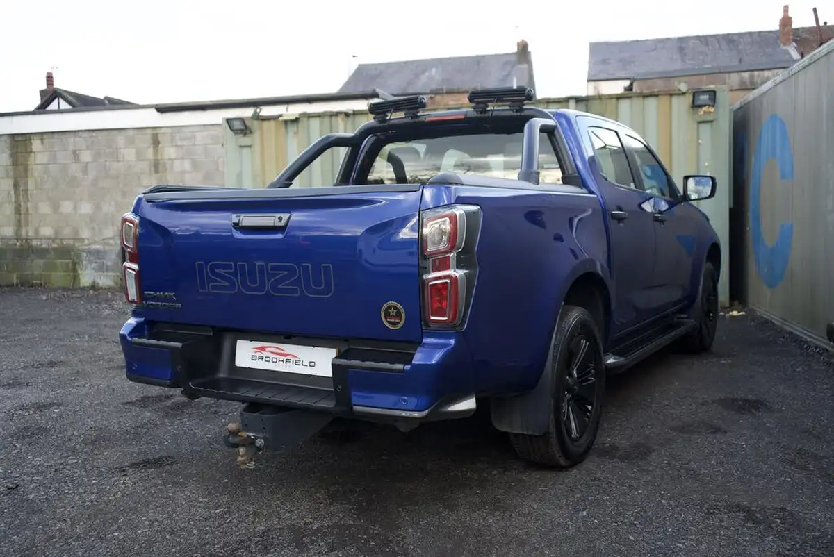 2023-isuzu-d-max-19td-v-cross-big-28