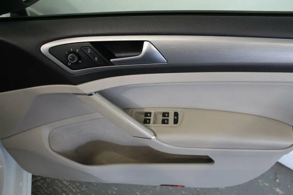 2014-volkswagen-golf-20tdi-match-5d-dsg-big-44