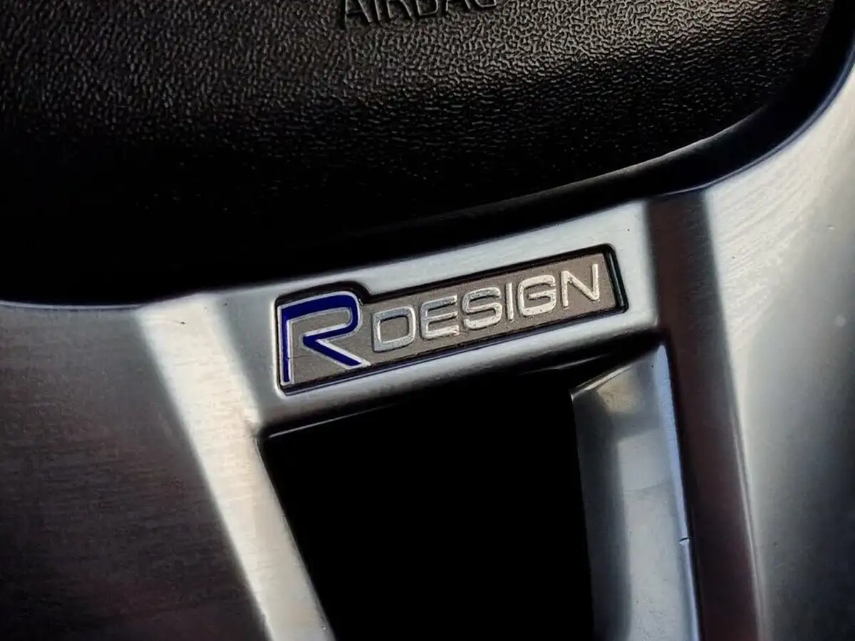 2014-volvo-v40-16td-d2-r-design-big-28