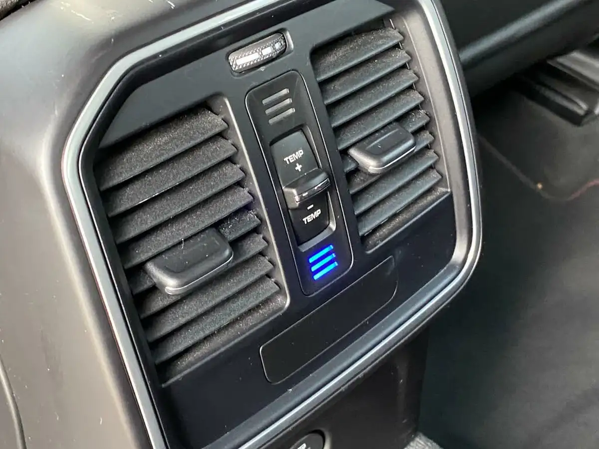 2016-porsche-macan-30-gts-big-39