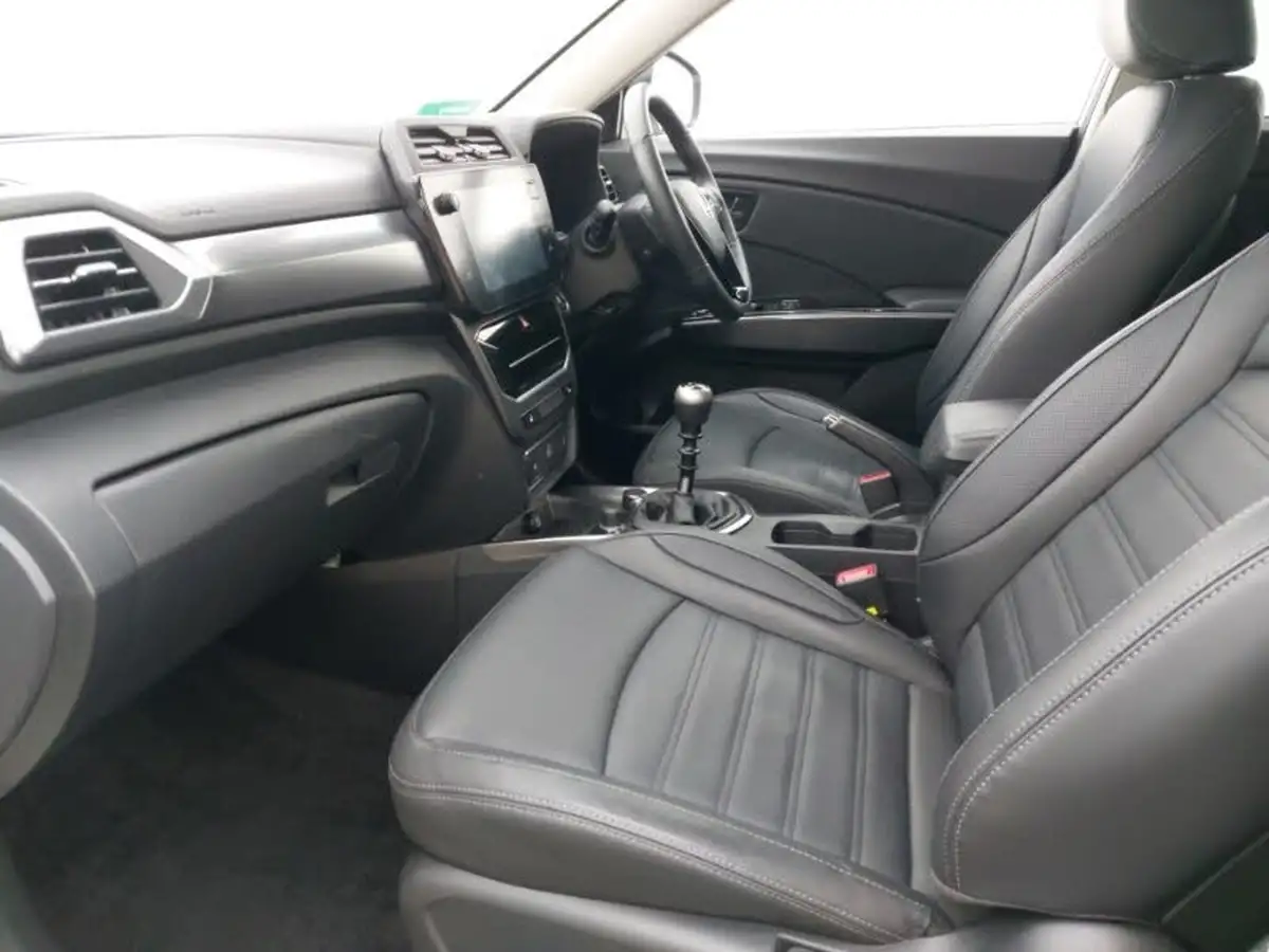 2024-kgm-ssangyong-tivoli-15-k40-big-4