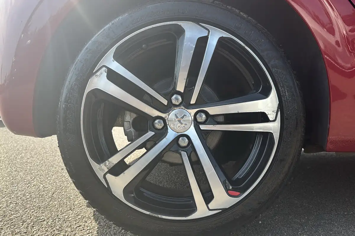 2016-peugeot-208-12-puretech-gt-line-5d-big-6
