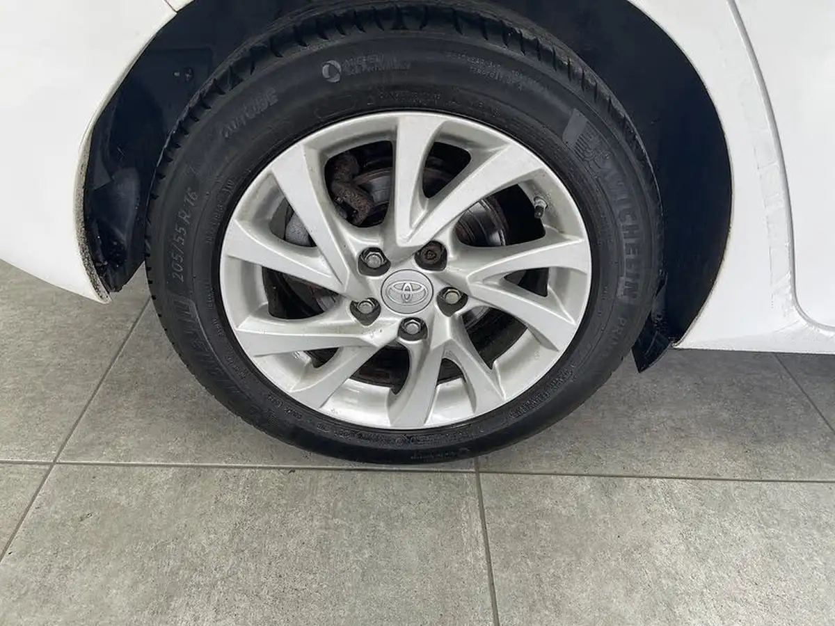 2017-toyota-auris-16d-icon-tss-hatchback-big-15