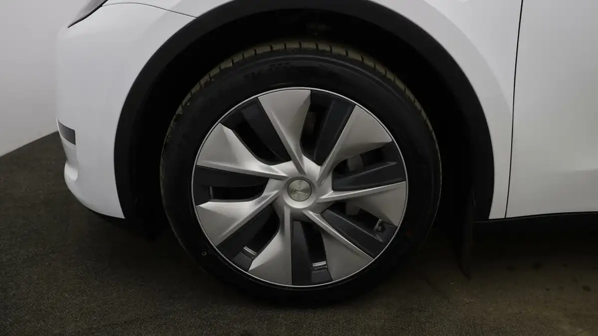 2023-tesla-model-y-e-rwd-big-17