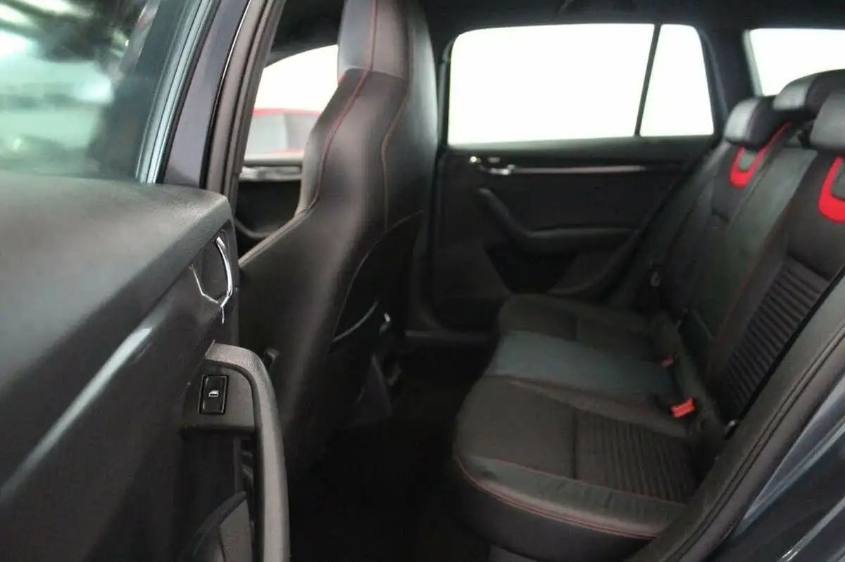 2015-skoda-octavia-20tdi-vrs-estate-big-44