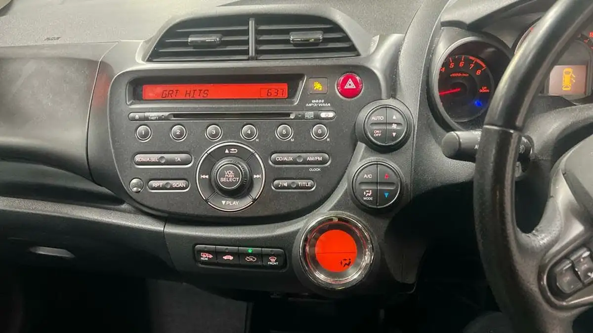 2011-honda-jazz-14-ex-big-8