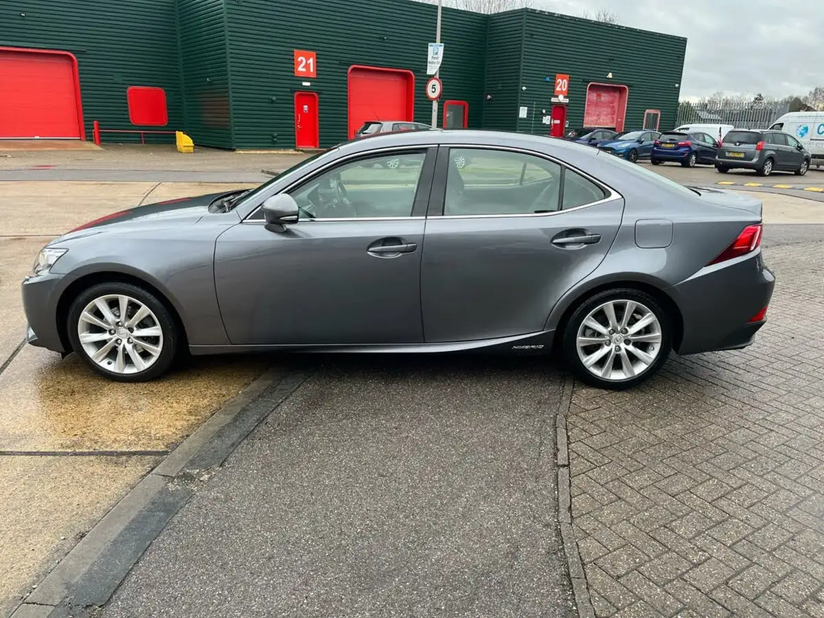 2015-lexus-is-300h-25-advance-big-7