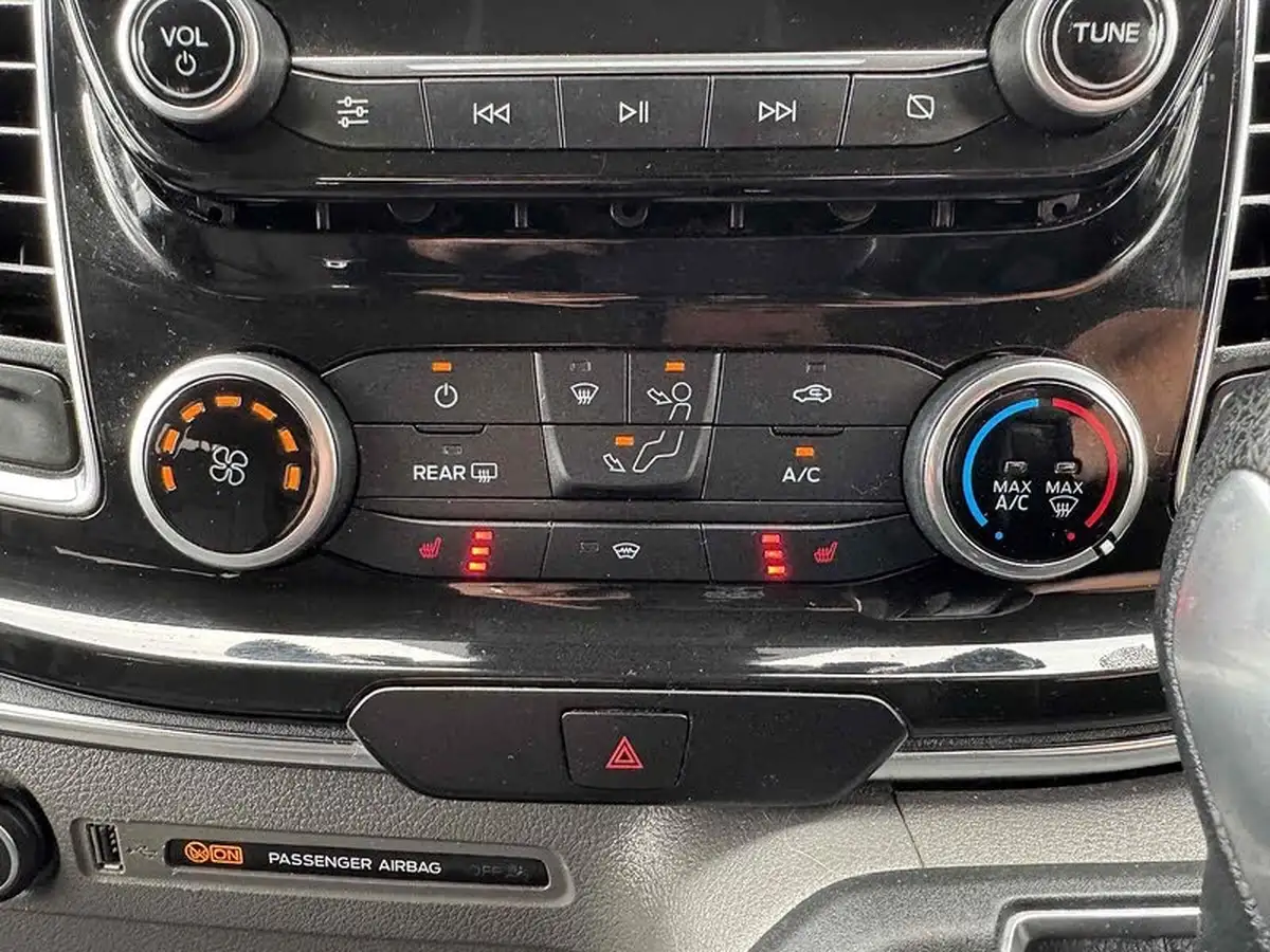 2018-ford-tourneo-custom-20tdci-320-l1-titanium-130ps-big-25