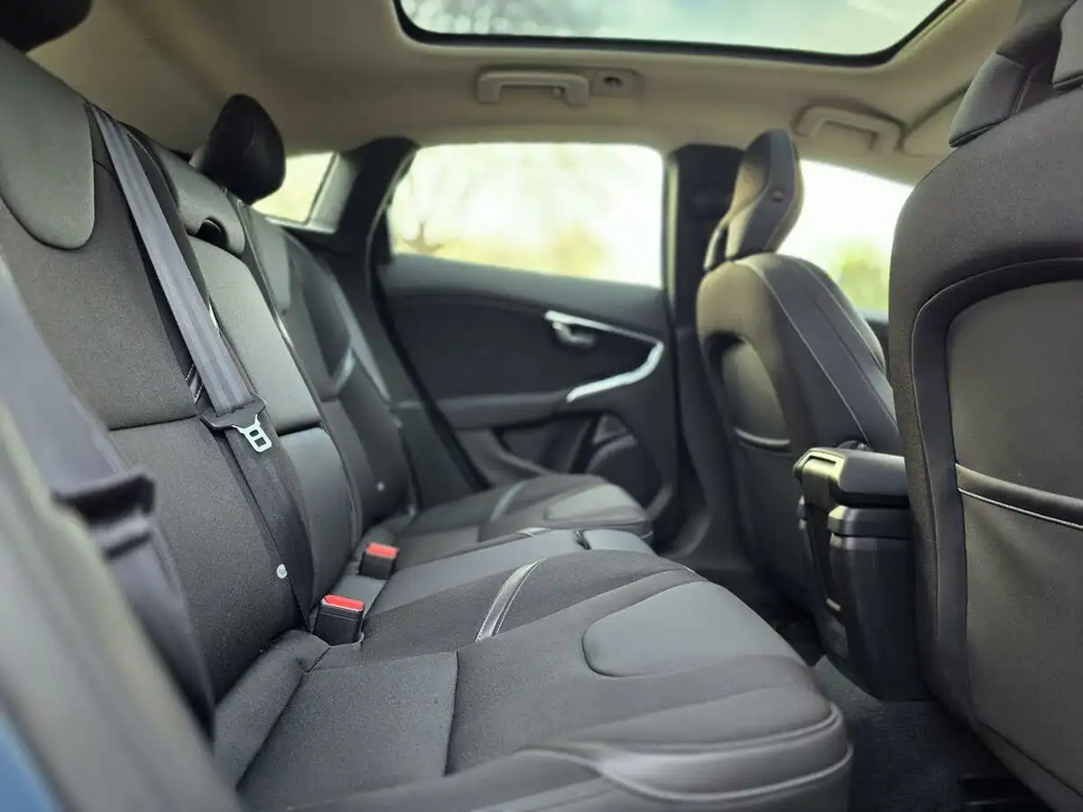 2014-volvo-v40-20td-d3-se-nav-big-12