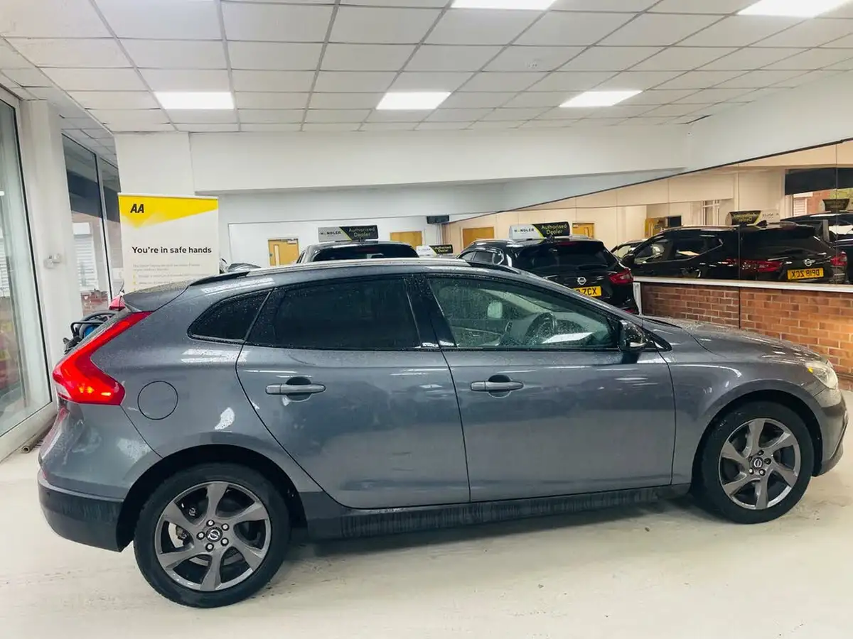 2013-volvo-v40-16td-d2-cross-country-lux-nav-big-4
