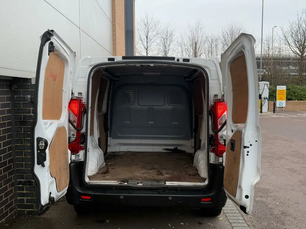 2016-citroen-dispatch-16td-enterprise-panel-big-16