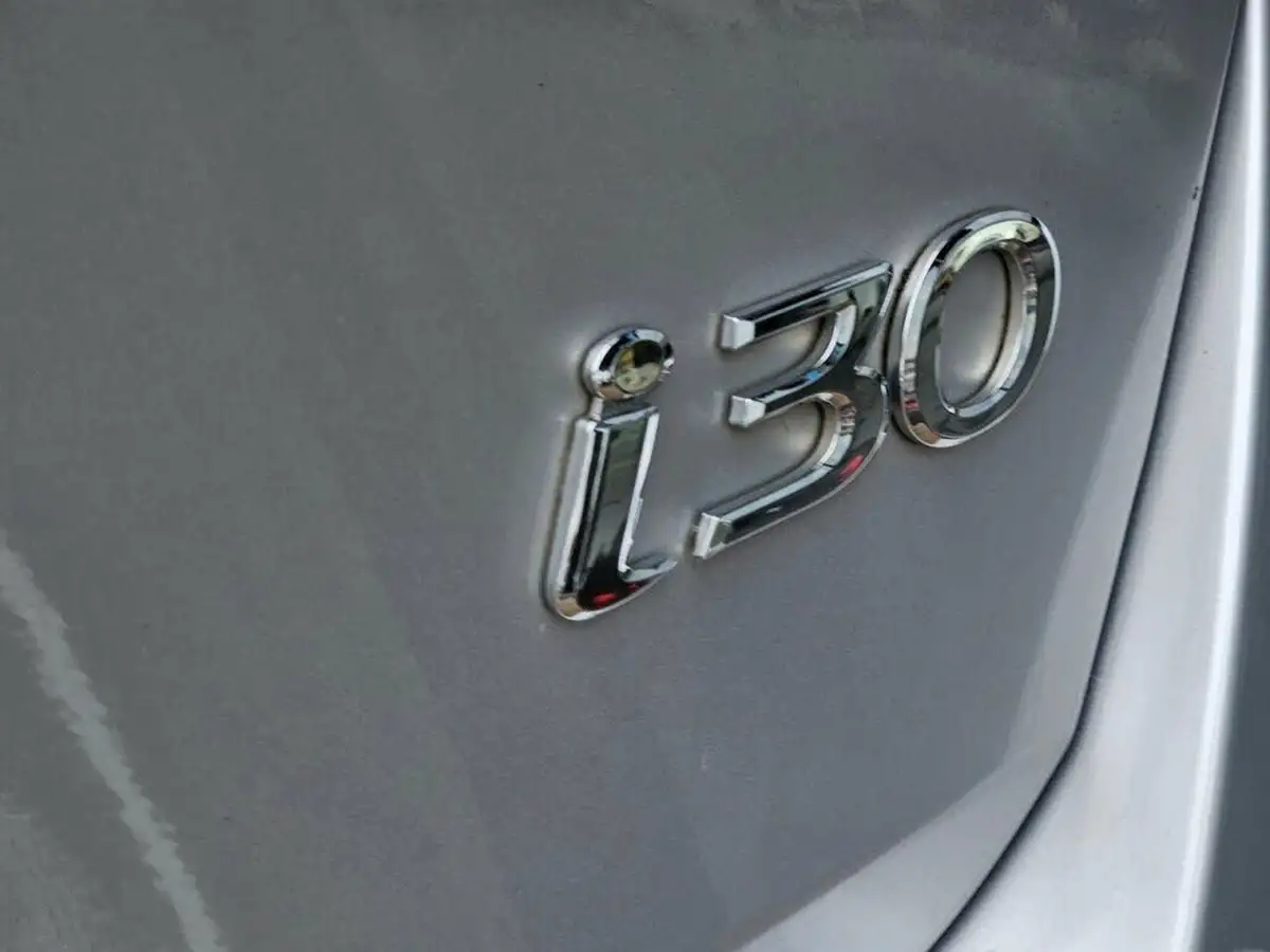 2015-hyundai-i30-16crdi-s-hatchback-big-38