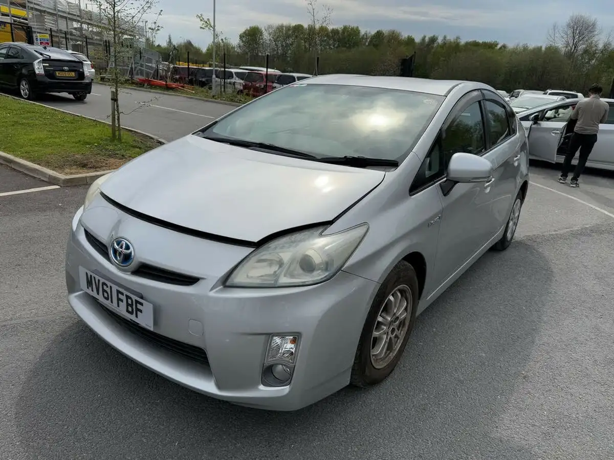 2011-toyota-prius-big-4