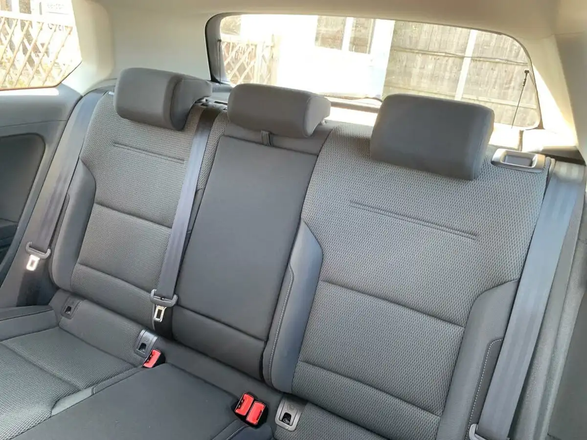 2013-volkswagen-golf-20tdi-se-ss-hatchback-3d-big-32