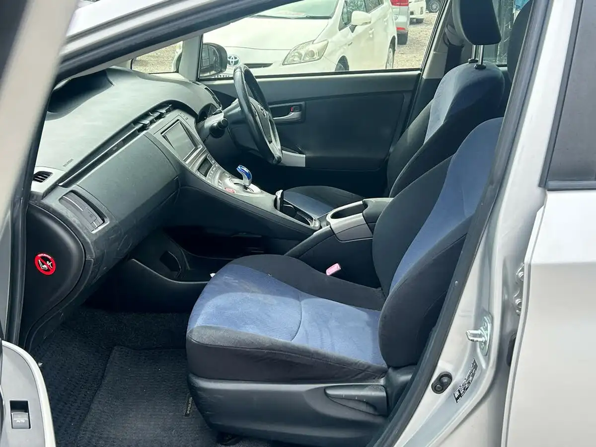 2012-toyota-prius-big-19